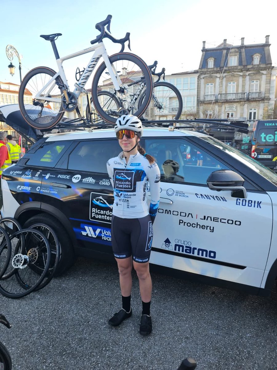 Valverde_Team's tweet photo. 🧮 Nos hemos puesto a hacer números y entre el viaje a 𝐁𝐞𝐚𝐬𝐚𝐢𝐧 de la anterior semana y el de 𝐆𝐚𝐥𝐢𝐜𝐢𝐚 del pasado finde nuestro 𝐉𝐚𝐞𝐜𝐨𝐨 𝟕 de Omoda | Jaecoo Prochery ha sumado más de 4.000 kilómetros si añadimos las seis carreras de Copa de España. https://t.co/oQ936sptt5