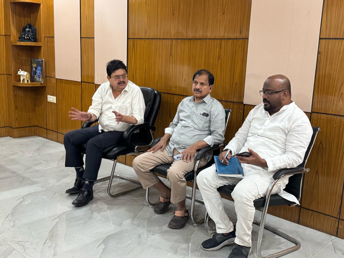 N_RamchanderRao's tweet image. GHMC City Presidents, along with Sri. Ramchander Reddy Garu and Goutham Rao Garu, met at the City office, Bharkapura, to discuss local issues and upcoming programs. 

#GHMC #LocalIssues #Bharkapura #CommunityInitiatives