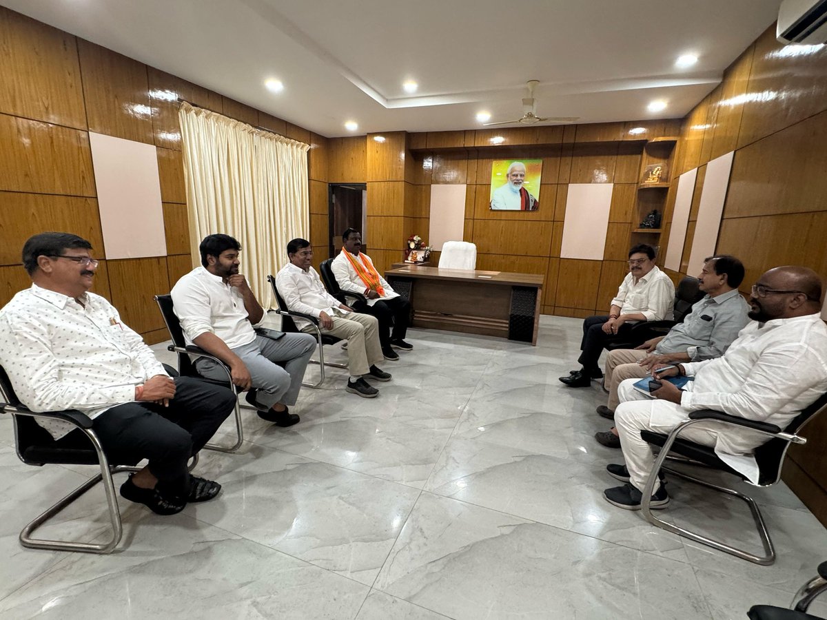 N_RamchanderRao's tweet image. GHMC City Presidents, along with Sri. Ramchander Reddy Garu and Goutham Rao Garu, met at the City office, Bharkapura, to discuss local issues and upcoming programs. 

#GHMC #LocalIssues #Bharkapura #CommunityInitiatives