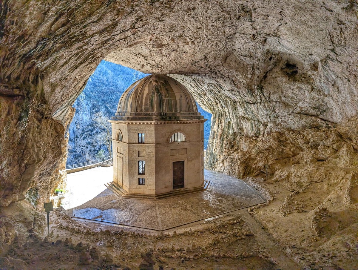 evilripper's tweet image. Incastonato nella roccia, il Tempietto di Papa Leone XII è un gioiello di storia e architettura. Costruito nel 1828, si pensava fosse opera di  Pietro Ghinelli, Zappata e Carlo Donati. Un luogo di riflessione, pensato per la penitenza e l'espiazione dei peccati. #marche #tempio
