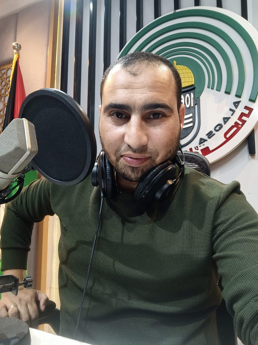 islambader_1988's tweet photo. أصبحنا على خبر استشهاد الصديق والزميل محمد البردويل هو وأسرته ..

يعلم الله أن فقدك  صعب .. 
العزاء أنك استشهدت كما كنت ترجو وكما هي خاتمة الصالحين مثلك يا ابو صالح

شكرا لله ان كتب لي رؤيتك والسلام عليك في ايام الهدنة اليتيمة 
بضع كلمات وسلام ثم تعاهد على لقاء أندم أني فوَّته .. 

الدرس يتكرر .. التقط صورة مع كل من تحب ولا تفوت موعدا معه .. فلا تعرف هل تلتقيان مرة أخرى؟ وأيكم سيكون أسبق وأيكم سينعى الآخر ..

رحم الله محمد وعمه الانسان العظيم والعم الكبير الدكتور صلاح البردويل وتقبلهم الله .. 
وجعل دماءهم الزكية لعنة على قاتليهم ومن تجرأ على أعراضهم