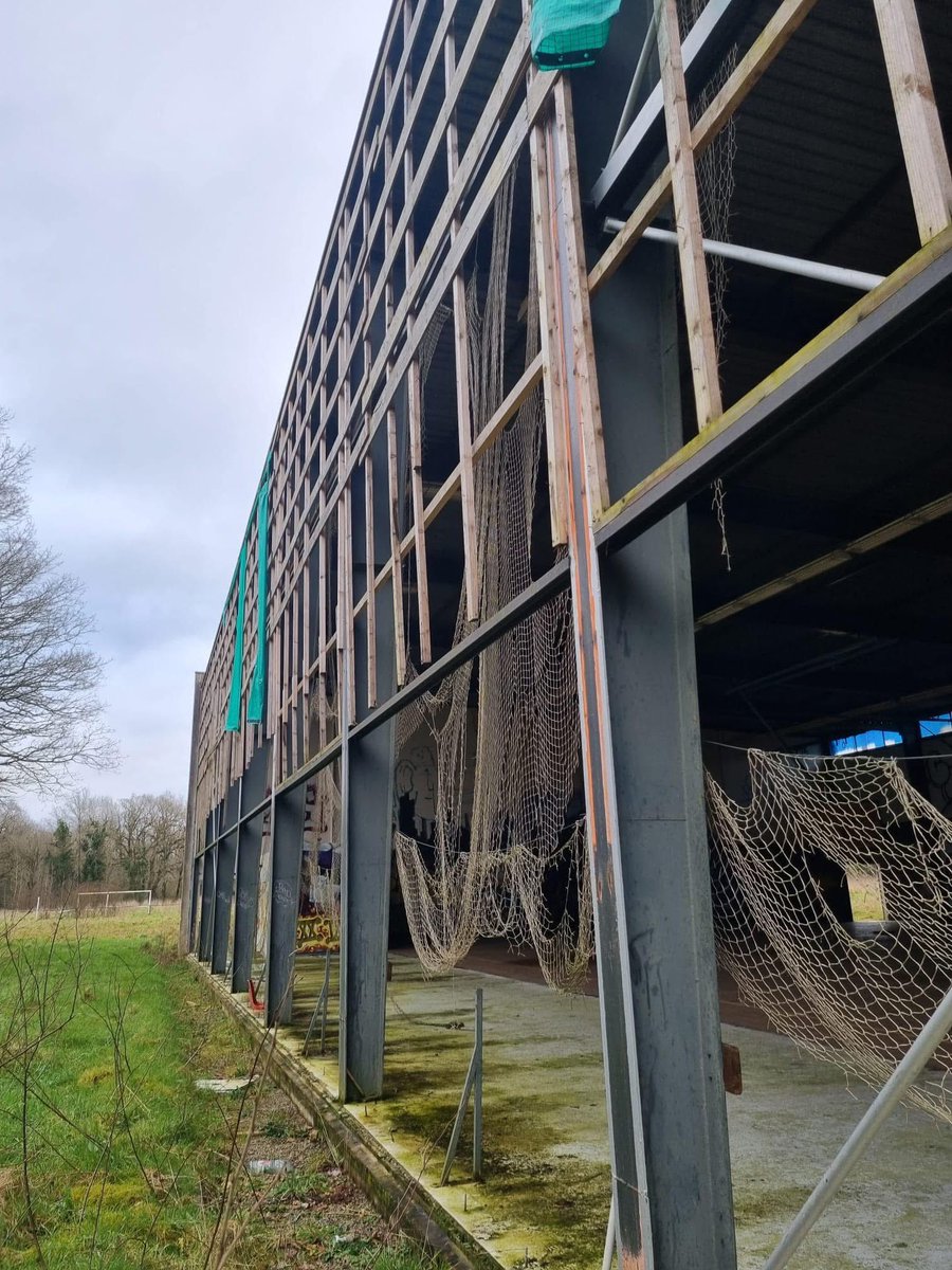 Nous avons interrogé le Maire d'#orvault  hier sur les conséquences financières du saccage du site sportif d'Alcatel - après les occupations illicites - avec des photos qui montrent l’étendue considérable des dégâts : façade éventrée, sols impraticables, sanitaires défoncés, etc.