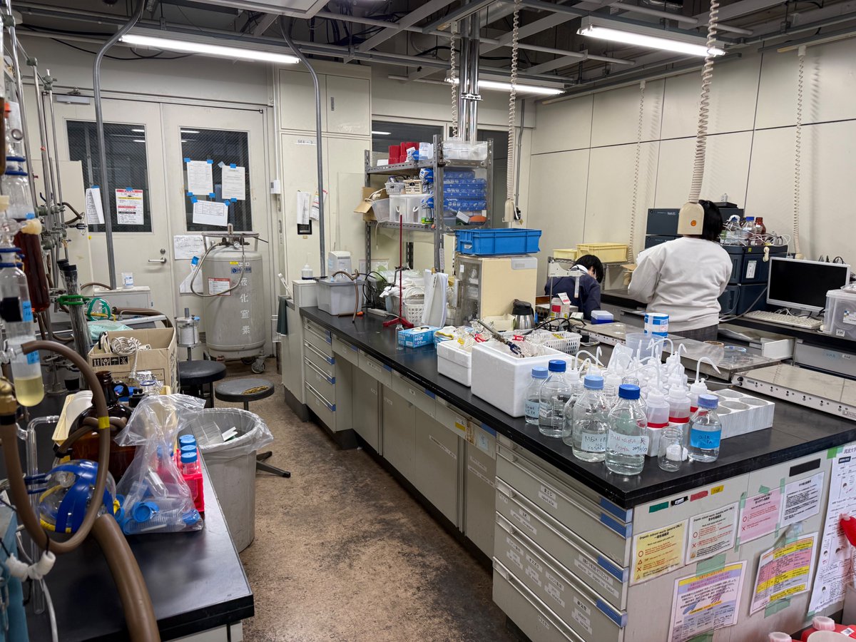 Koda_Laboratory's tweet image. ラボ初日は、大掃除からスタート。
１年で部屋を縮小する必要があるのだが、果たしてこの状態から１年で可能なのか・・・