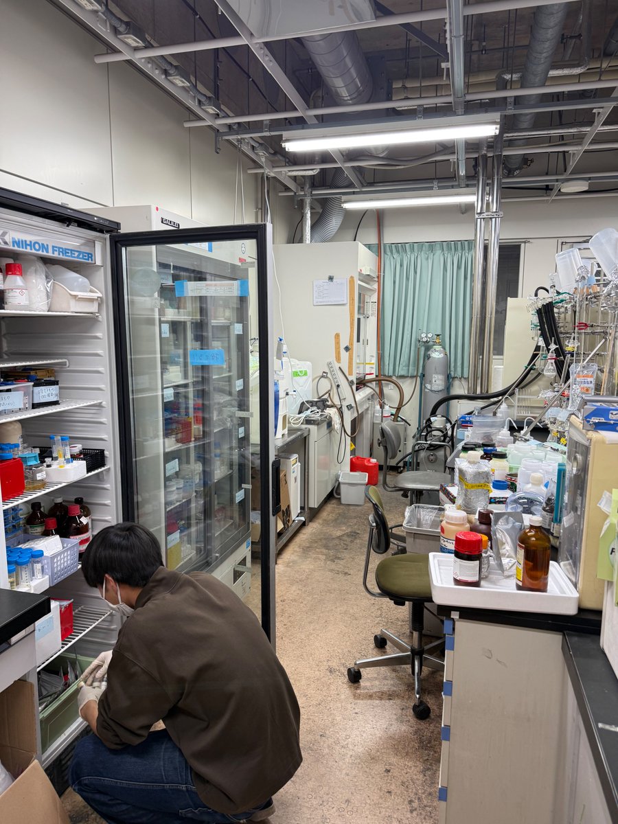 Koda_Laboratory's tweet image. ラボ初日は、大掃除からスタート。
１年で部屋を縮小する必要があるのだが、果たしてこの状態から１年で可能なのか・・・