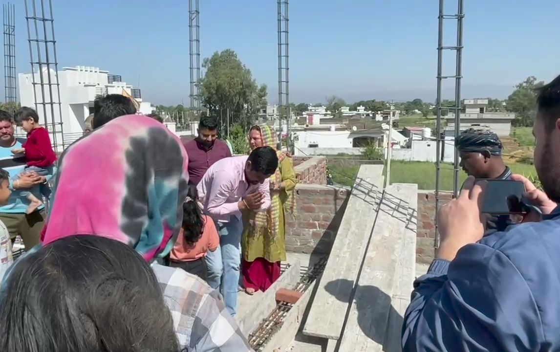 partapsinghIND's tweet image. To provide free accommodation to the devotees coming to visit Baba Jeeto Ji,A new hall is being built by our friend Vijay,Today the foundation stone of which is being laid.@dograjournalist @jkmediavimal @OfficeOfLGJandK @RavinderRaina @Deepak_Basohli @DeepikaPNath @ZorawarJamwal