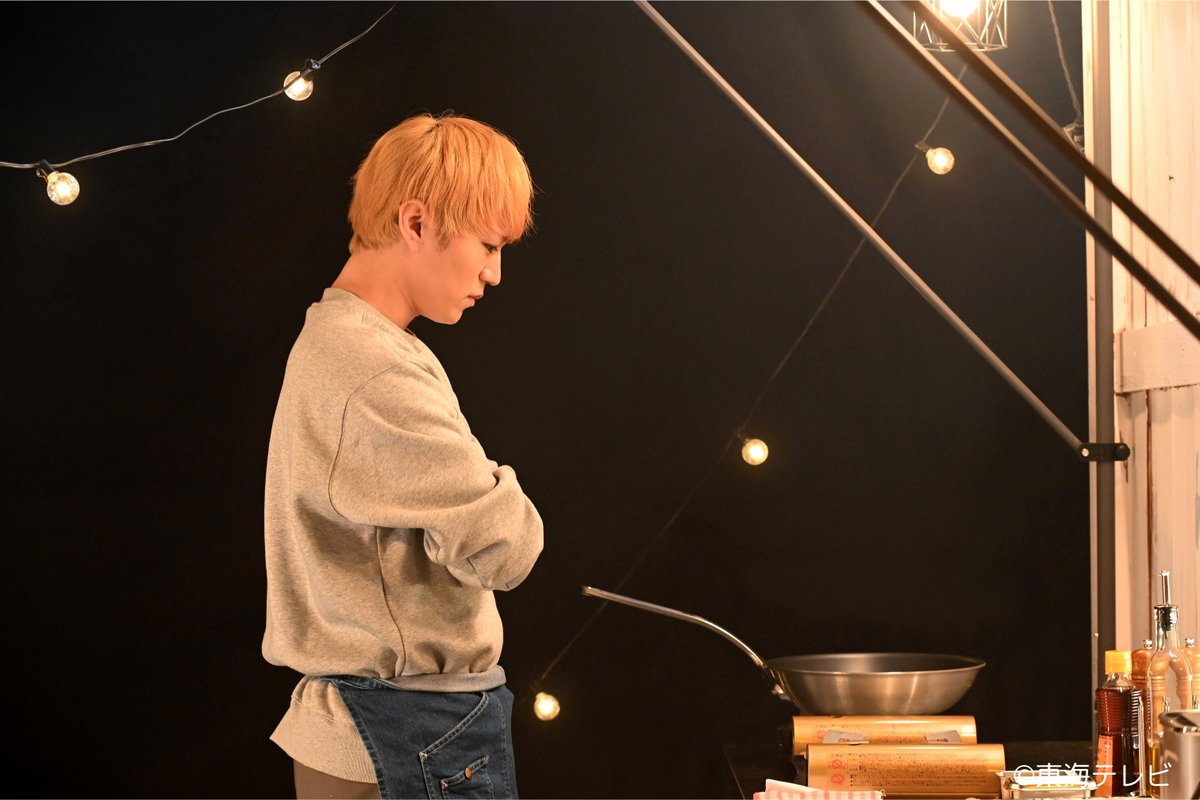 tokaitv_dodra's tweet photo. 🌙人物紹介⭐

／
#ミッドナイト屋台 ～ラ・ボンノォ～
第1話は4月12日(土)23時40分から放送✨
＼

【遠海翔太役 #神山智洋 】

フランス・パリの１つ星レストランで修行した翔太。
帰国後、オーナーシェフとして店を開く予定だったが、
過度なストレスで味覚と嗅覚を失い断念しドライバーとして働いていた矢先、
通夜の返礼品を届けた寺で副住職の方丈輝元（ #中村海人 ）と出会う。
2人で営む屋台では料理担当👨🏻‍🍳

#土ドラ #東海テレビ
#神山智洋 #中村海人 #剛力彩芽 #津田寛治 #石田ひかり #竹中直人
#WESTꓸ #TravisJapan
