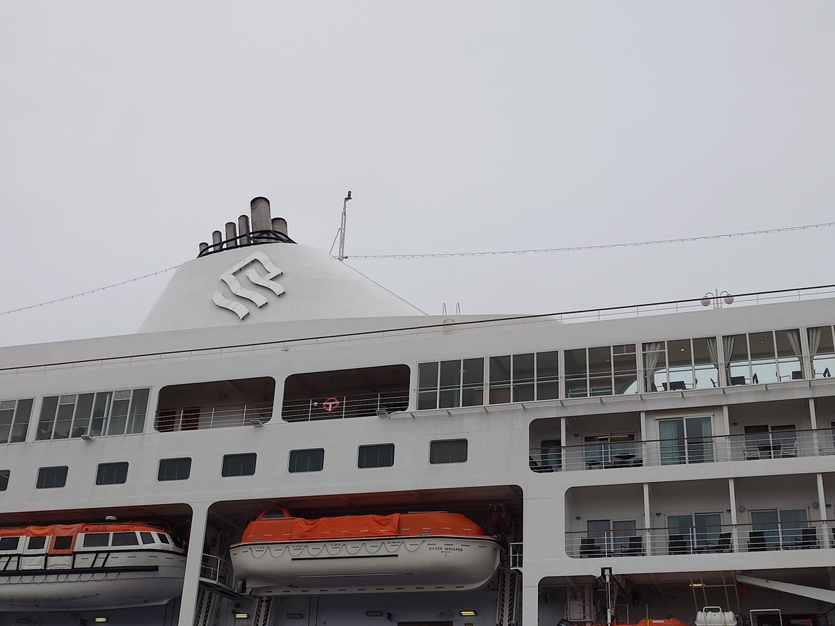 aki18078206's tweet image. クルーズ船が来てたので見に行って来ました🛳

雨で寒かったのでスマホでササッと撮りました📱 

大きいのでスマホでも一枚に収まらない😅
20:00には次の寄港先の秋田港に向けて出港します🛳
#スマホ写真
#クルーズ船
#SILVERWHISPER