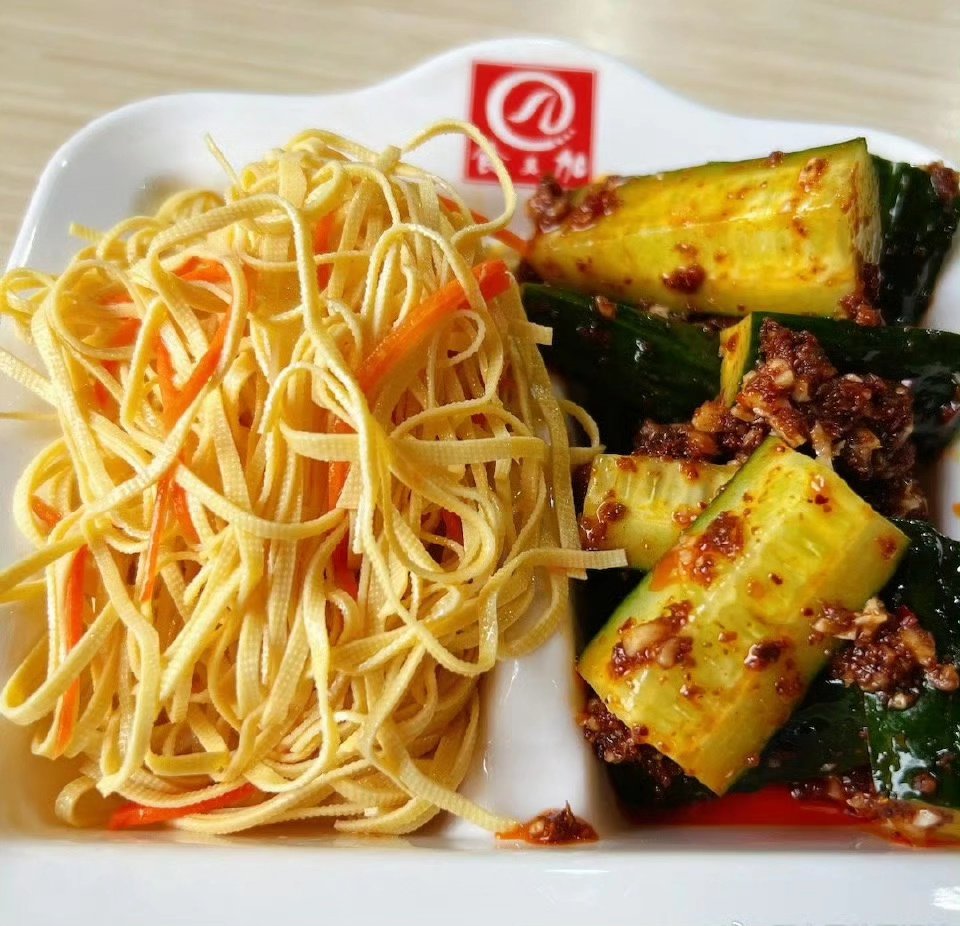 liuweny72668944's tweet image. 精致又有点不精致的午餐
超大块的肉的红烧牛肉面搭配千张与拍黄瓜