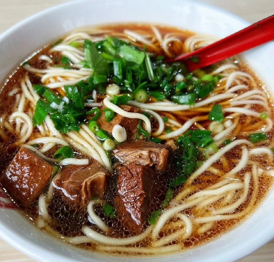 liuweny72668944's tweet image. 精致又有点不精致的午餐
超大块的肉的红烧牛肉面搭配千张与拍黄瓜