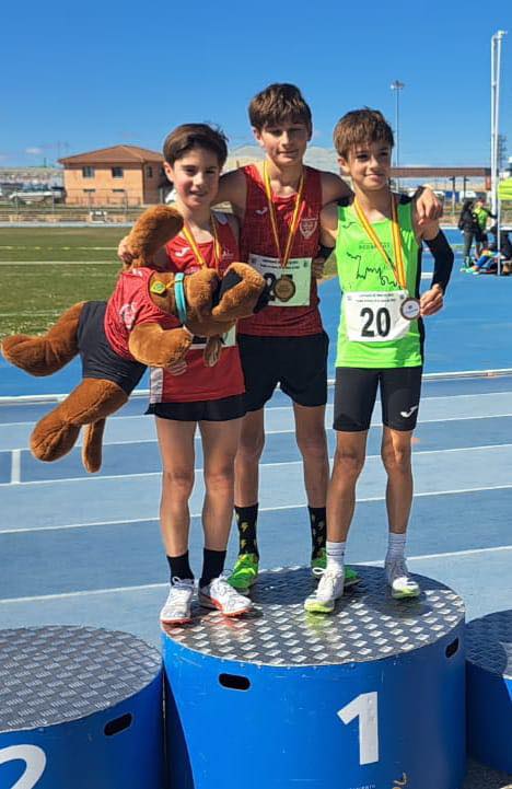 deportesavila's tweet photo. 🏃 #Atletismo 
🏅 Tres medallas para los atletas abulenses en el autonómico de fondo en pista
🥇 Oro de María de Blas en sub-14, con 🥉🥉 bronces para Hugo Frontera en sub-18 y Jorge Frontera en sub-14
https://t.co/GOqRq9R0aN https://t.co/mnT2GkpSwv