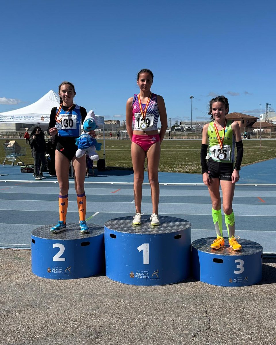deportesavila's tweet photo. 🏃 #Atletismo 
🏅 Tres medallas para los atletas abulenses en el autonómico de fondo en pista
🥇 Oro de María de Blas en sub-14, con 🥉🥉 bronces para Hugo Frontera en sub-18 y Jorge Frontera en sub-14
https://t.co/GOqRq9R0aN https://t.co/mnT2GkpSwv