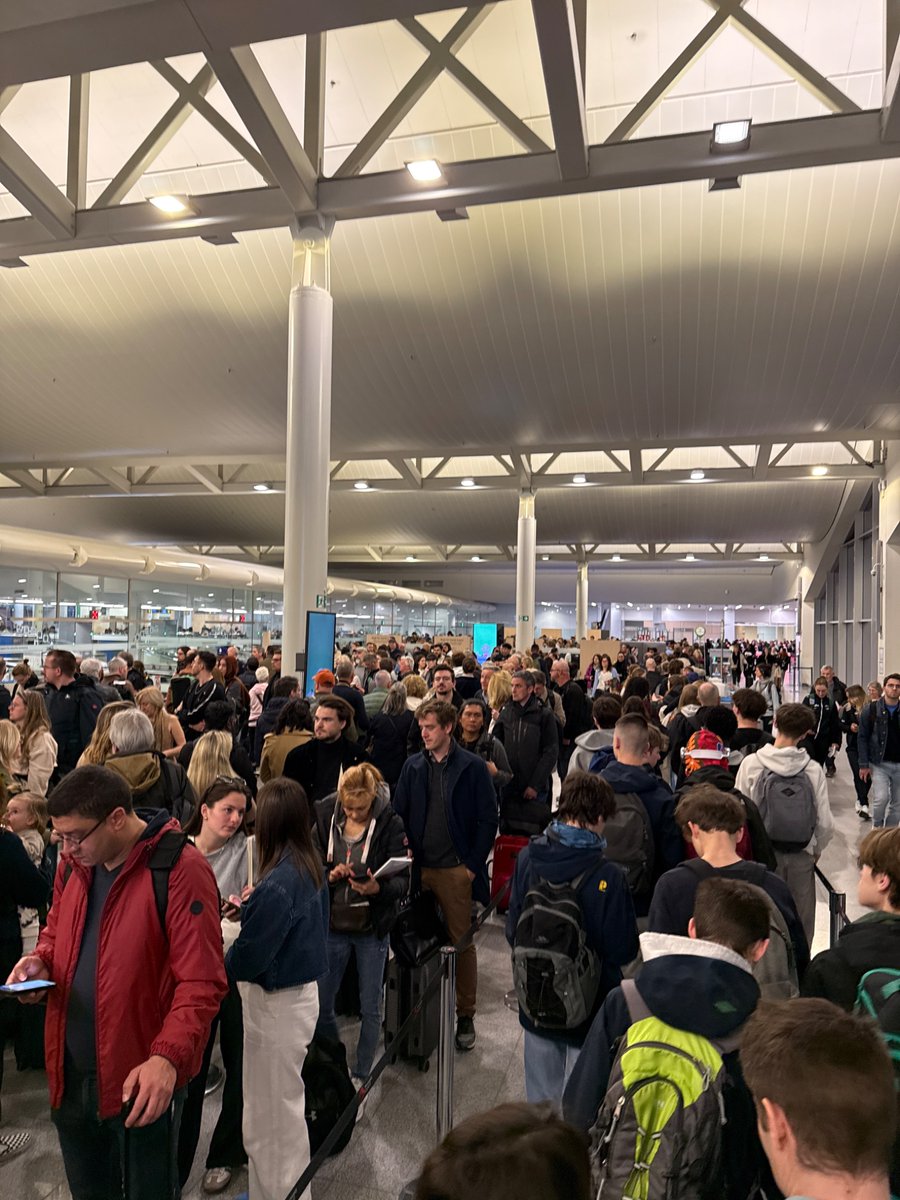 The day after a strike and <a href="/BrusselsAirport/">Brussels Airport</a> cannot predict this? #fail