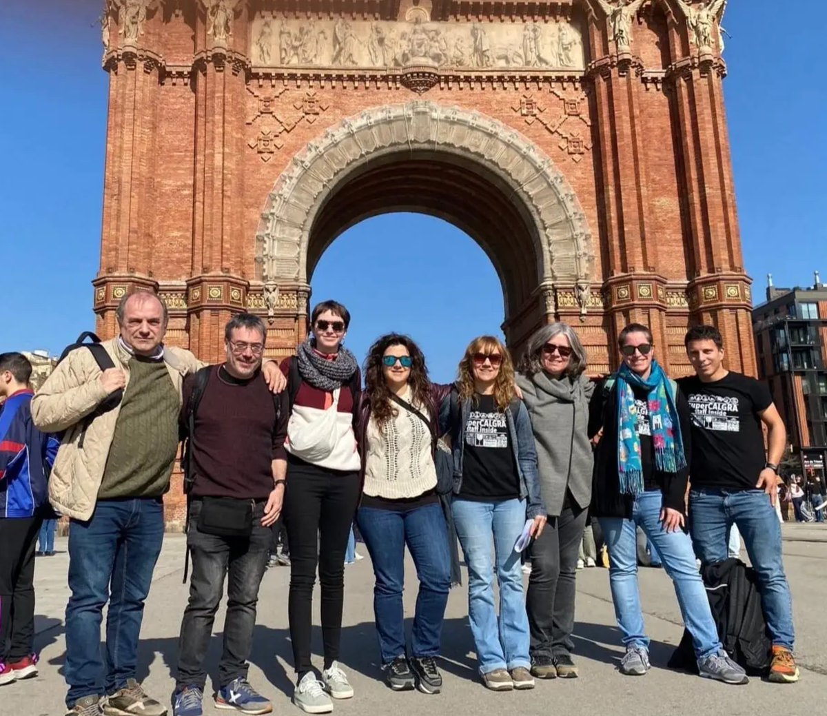 INScalgravat's tweet photo. Dijous 27 de març vam participar a la #BCNada25. Una activitat divertiva per descobrir la ciutat de Barcelona, els seus monuments i racons més emblemàtics. Gairebé tots hem pogut superar les proves i ens ho hem passat d'allò més bé. #WMCP25 #Lacenet #CalGravat #4ESO https://t.co/mhWXSi03pr