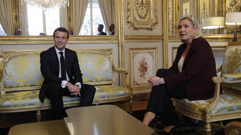 La_Pollice's tweet photo. 🔴 Alerte Info : Le président Emmanuel Macron a engagé une procédure de grâce présidentielle en faveur de Marine Le Pen (article 17 de la Constitution), après un entretien surprise hier soir à l’@Elysee . Cette mesure viserait uniquement à lever son inéligibilité , sans concerner les autres volets de sa condamnation .
Une décision judiciaire controversée qui pourrait , toujours selon l’Élysée , profondément remodeler le paysage politique français .