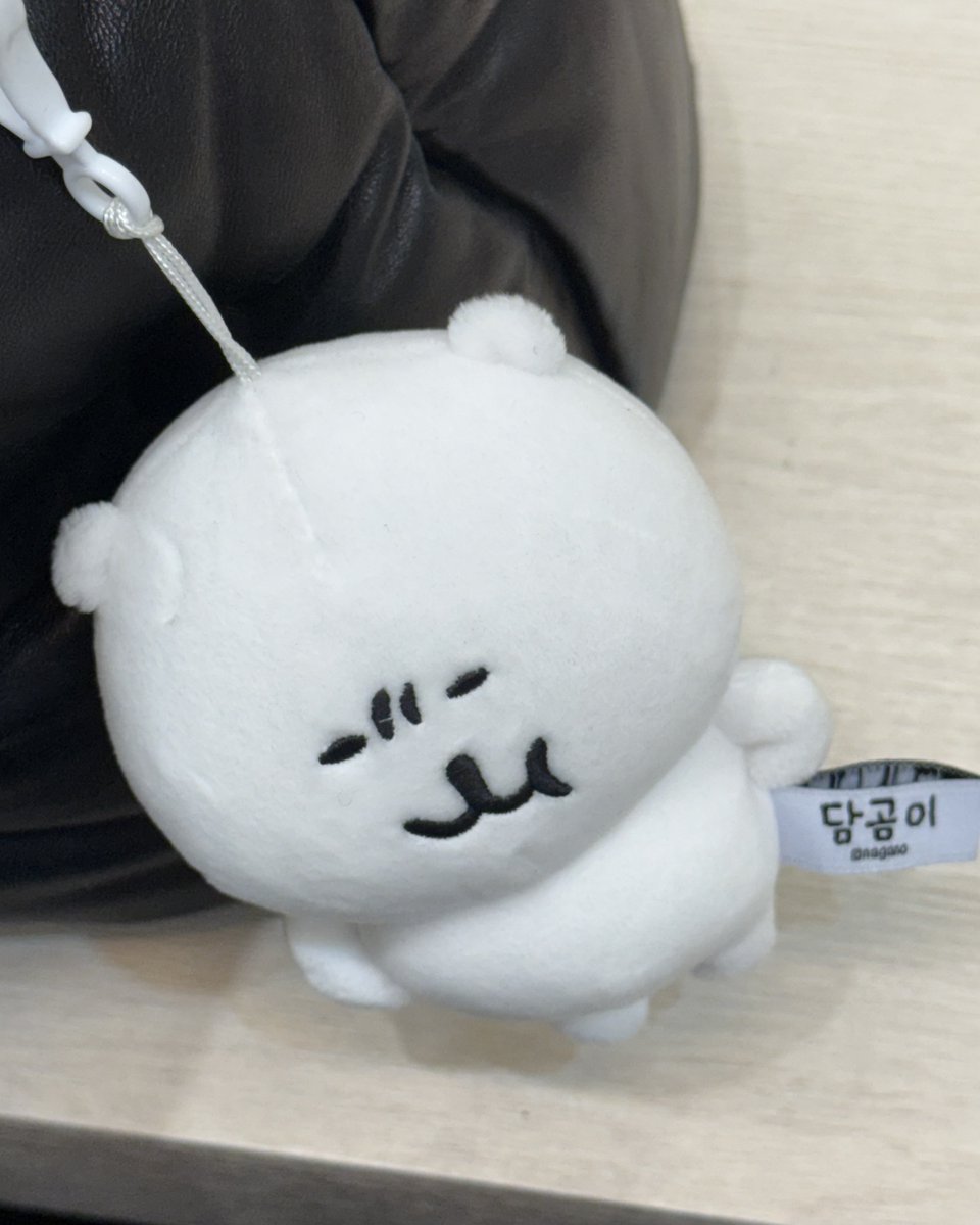 6mixxbbl's tweet image. 250401 🐻🫧 11:58AM (roleplaying as 🐥)

🐻 📸
🐻 My bag keyring
🐻 Cute, right?
🐻 You're asking where Rock Chin G. went?
🐻 Ask Bae Jinsol