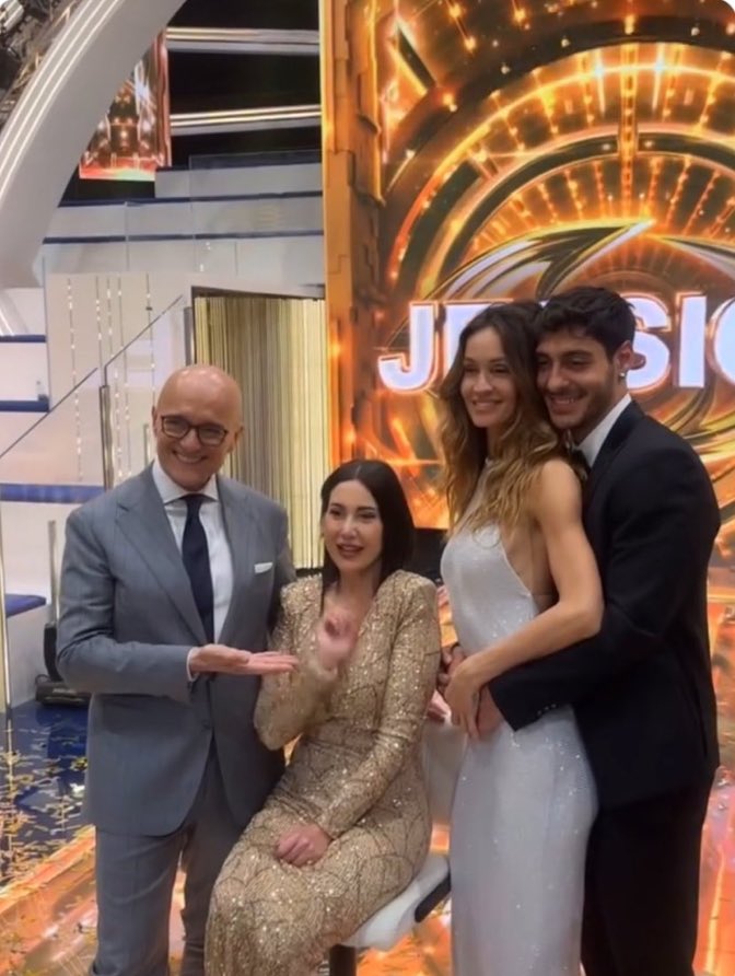 Valerio99952751's tweet image. #Grandefratello #Morline #Jelena #Tommavi #Helevier il grande fratello in una foto. Ci mancano solo Mariavittoria e Tommaso. La parte sana vince sempre