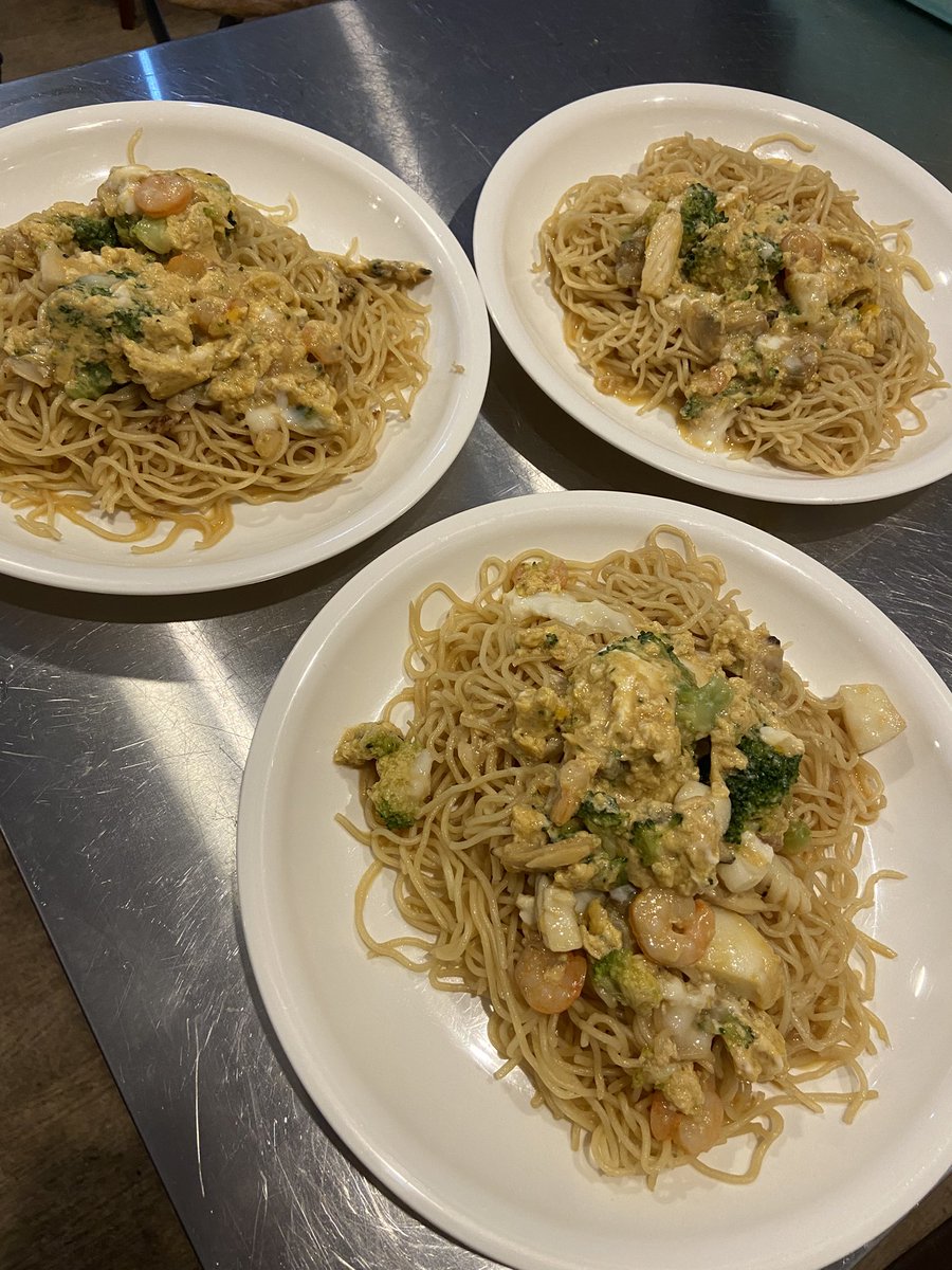 【本日の焼きそば】
"海鮮玉子とじ焼きそば"
こんな雨の中だけど、良かったら
召しあがれ〜！
by ゆうじ