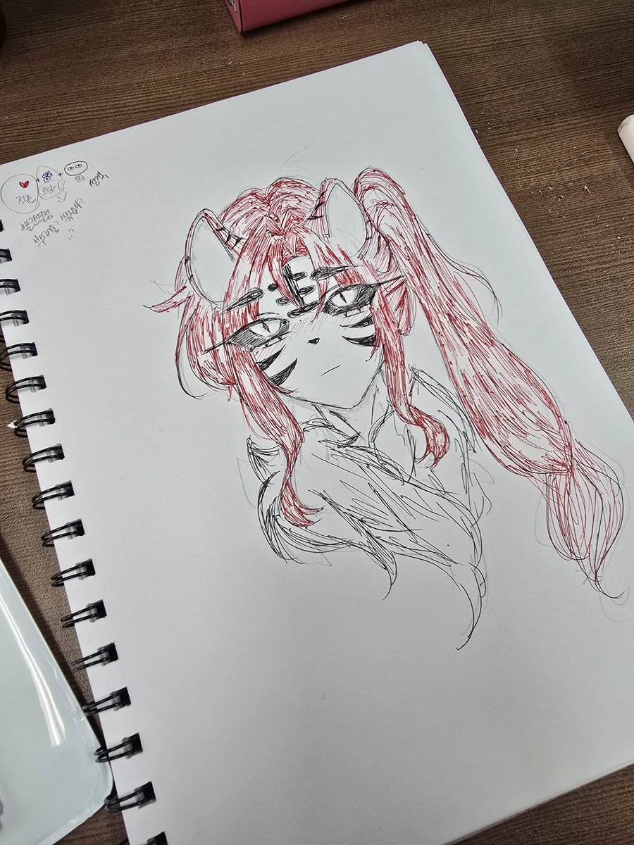 강의중 낙서 ㅋㅋ...😅
적발에 금안입니다..(색이 없어서 못칠햇어요🥺)
이모티콘🙄❤️🍀를 사용한 작품..ㅎㅎ
(친구가 골라줬어요)
네잎클로버는 행운의 동물 호랑이 표정은 까칠한 성격 하트는 부끄러움이 많다는것을 표현햇읍니다..ㅎ 디지털로 다시 그려서 올릴게욥 🥰