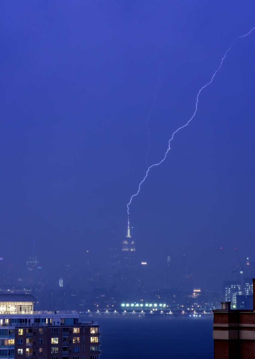 DanTVusa's tweet image. ⚡️Zapped⚡️
@EmpireStateBldg taking one for the team.
#lightningstrikes #storm #lightning #NYC #NewYorkCity
