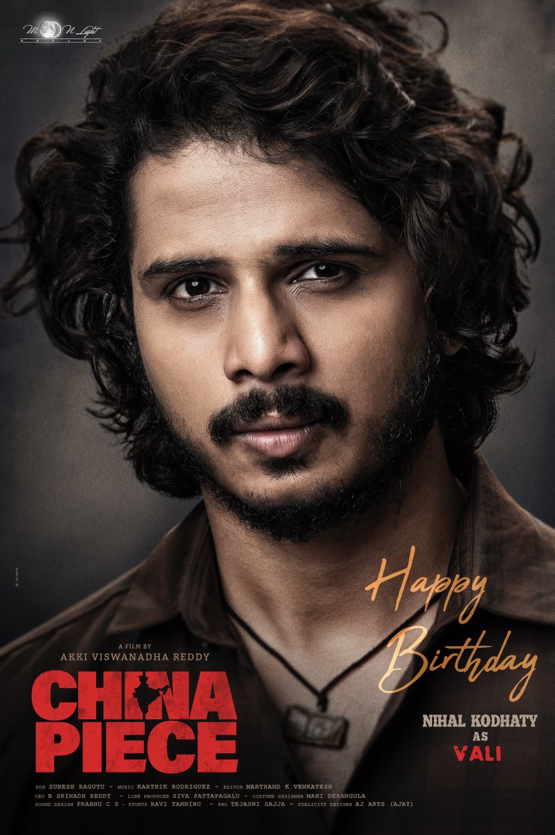 #ChinaPiece is here with its first character reveal—prepare for a journey that will capture your heart and ignite your imagination.
#CharacterVALI #Nihalkodathy
<a href="/akki_viswanath/">Akki Viswanadha Reddy</a> <a href="/NihalKodhaty1/">Nihal Kodhaty</a> <a href="/isuryasrinivas/">Surya Srinivas</a> <a href="/Harshi_tha005/">Harshitha</a> <a href="/sureshraghu_DOP/">sureshraghu</a> <a href="/kamalkamaraju/">kamal kamaraju ~k k</a>  <a href="/Teju_PRO/">Teju PRO</a>