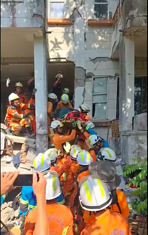 IrrawaddyNews's tweet photo. The Myanmar Fire Services Department said its rescue workers managed to rescue a 63-year-old woman who had been trapped in a collapsed apartment for about 91 hours in quake-hit Naypyitaw on Tuesday morning. Photo: MFSD 
#WhatsHappeningInMyanmar https://t.co/5cyUy3luwc