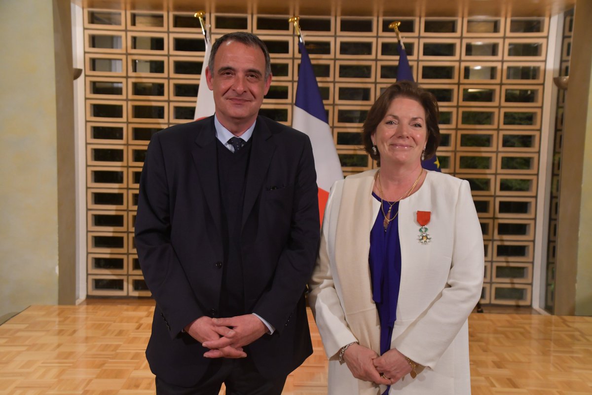 🎖️ L'Ambassadeur a remis hier les insignes de Chevalier dans l’Ordre National de la Légion d’honneur à Mme Catherine Perez, vice-présidente de Nissan, en reconnaissance de sa contribution au renforcement des liens qui unissent la France et le Japon.