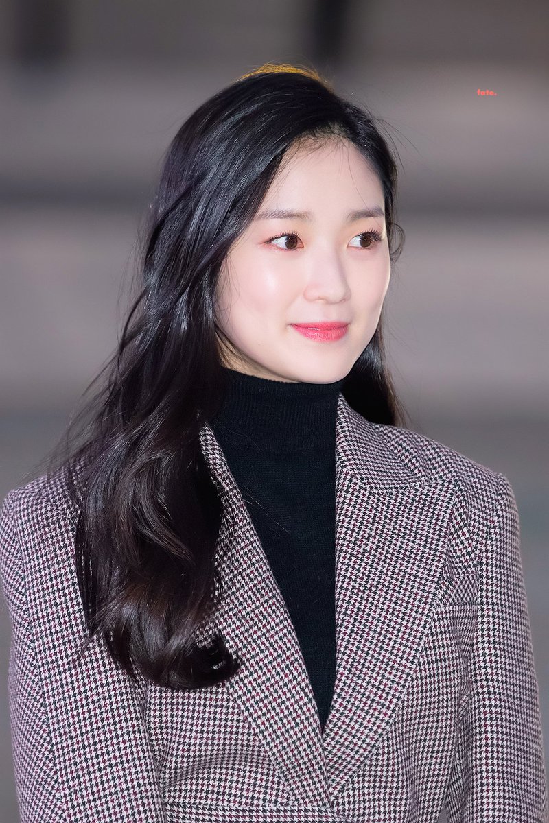 when a kim yohan fansite posted these pretty pictures of hyeyoon and called her princess and everyone was like 'oohh taste!' #kimhyeyoon #김혜윤