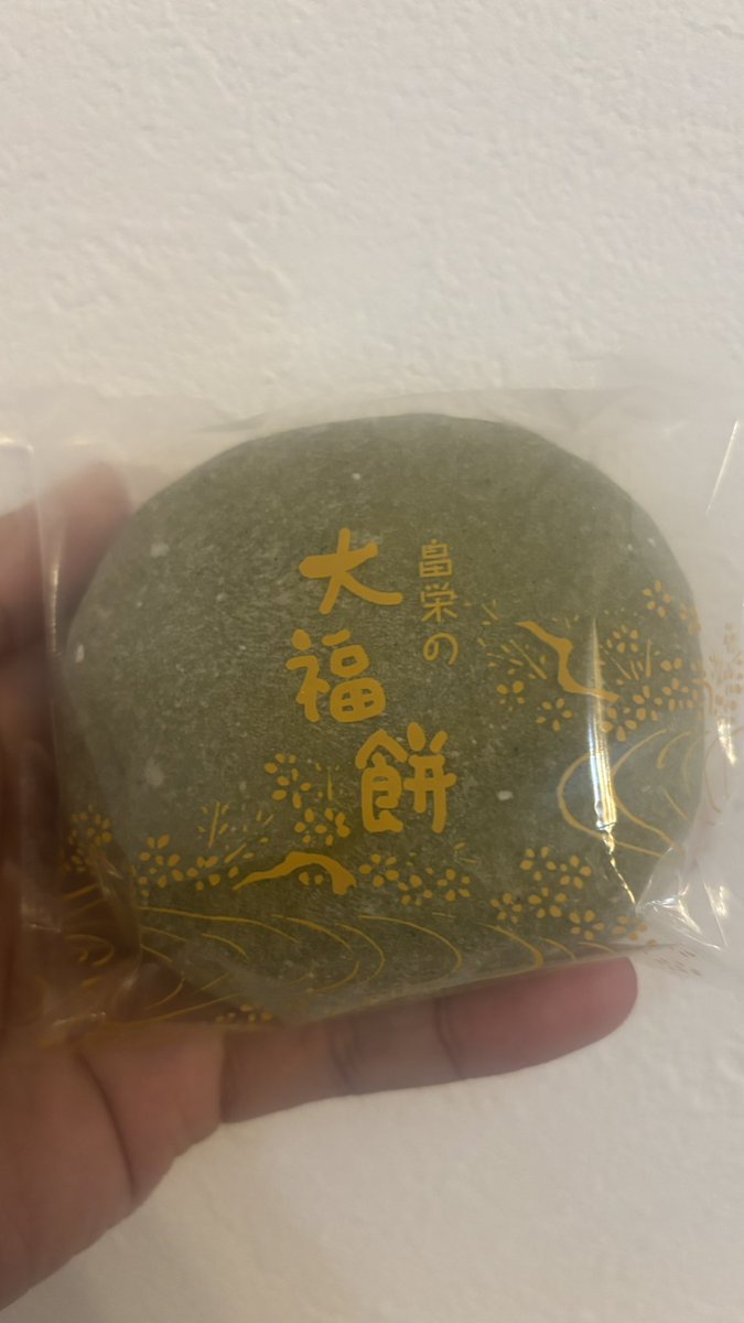 akita_iimono's tweet photo. 八郎潟の畠栄さんといえば、あんごま餅が有名ですが、おそらく本店でしか売っていないであろうこちらの大福。

たまたま寄り道して購入してみましたが
めちゃくちゃうまいです…

やっぱり畠栄さんのあんこは絶品だということを思い知りました。 https://t.co/4cIfz5Jlzh