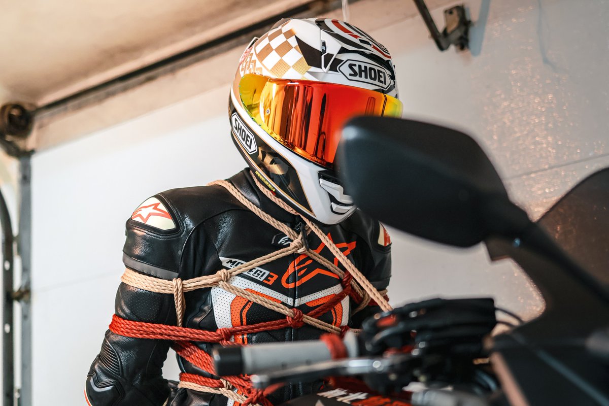 騎士被綁在了車上
動彈不得
只能無助的等待別人的救援

繩縛：<a href="/Windwood20/">Windwood。Kazeki</a> 
📷：<a href="/reMaster_AK/">AK</a>