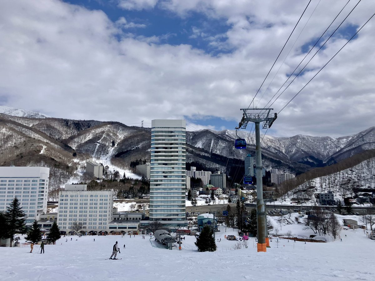 halzoo's tweet photo. 昨日十何年か振りに苗場スキー場へ行ってきた
スキーブーム時と比べると人少なすぎ
以前は5/5まで頑張ってやってたけど今シーズンは4/6でクローズ
#苗場スキー場 https://t.co/YSfMDdgfoV