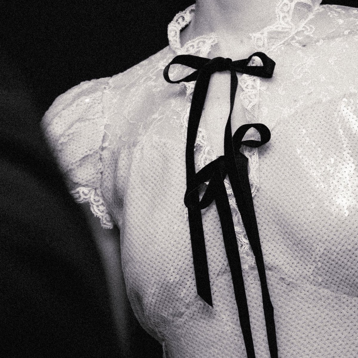 Death Wish out now 
Gabriella took this picture at the show 🖤
Love you alllllllll
GracieAbrams.lnk.to/DeathWishLive