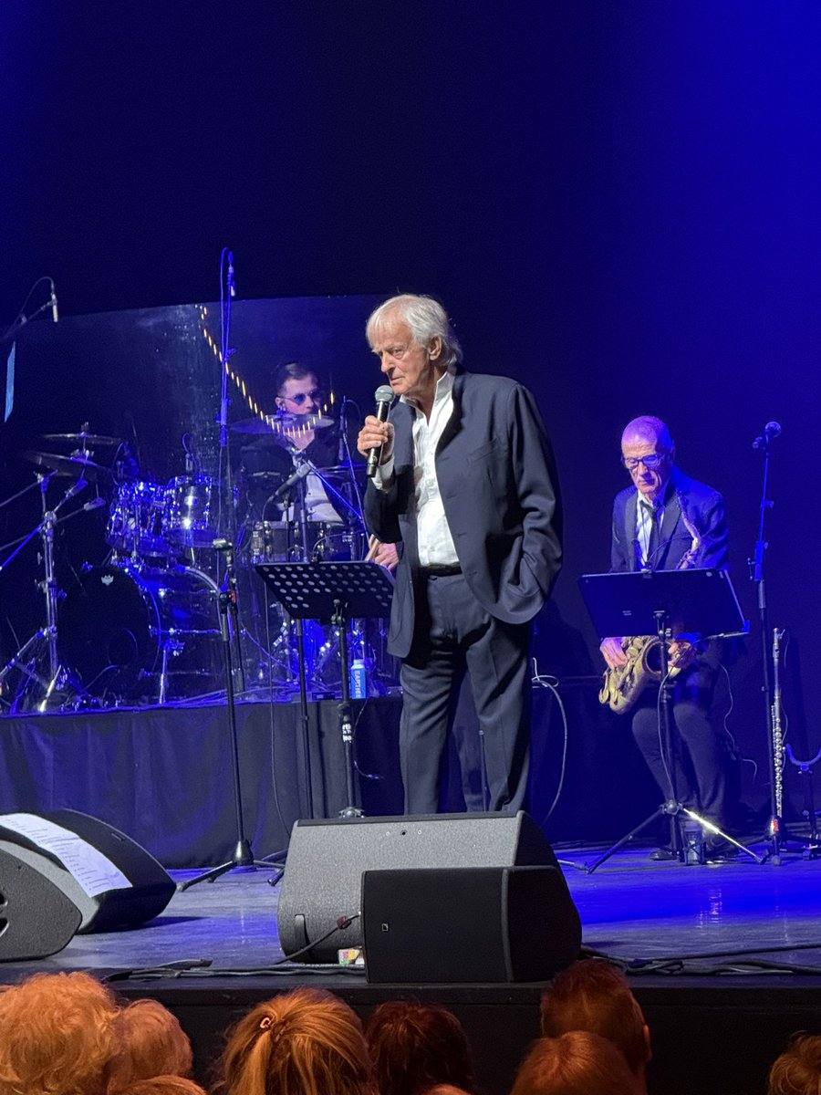 margrut's tweet photo. Wat was je geweldig #Dave in #Carré! https://t.co/znthEhWpJI