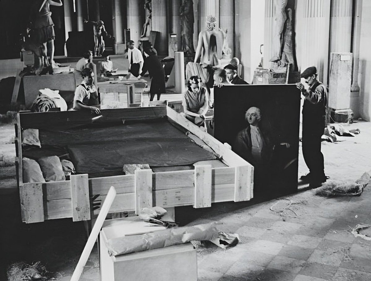 11 - Rose Valland, Jaujard’s assistant, turned spy.

At the Jeu de Paume, she tracked Nazi looting, every painting shipped to Germany.

Her notes fueled the Resistance.
— Later, they recovered 45,000 stolen works.