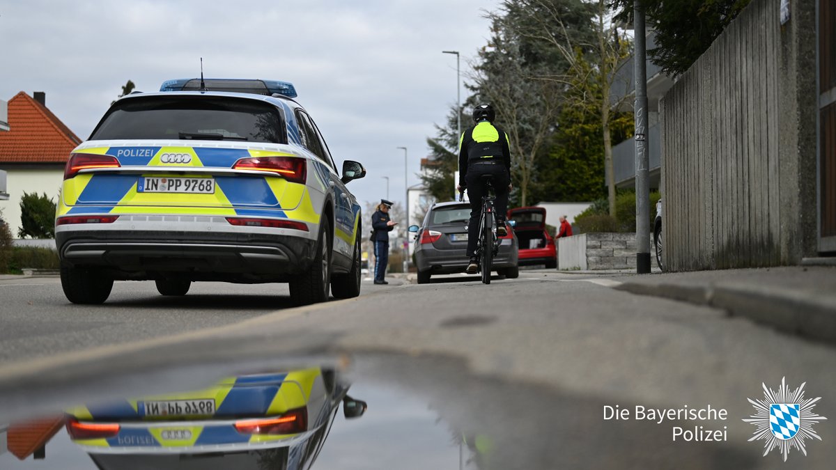 Wer auf Rad- oder Gehwegen parkt, zwingt andere, gefährlich auszuweichen – Radfahrerinnen und Radfahrer, Menschen mit Kinderwagen, im Rollstuhl oder mit Rollator. Parken auf Geh-, Radweg und Schutzstreifen ist verboten. 
Rücksicht ist hier keine Option, sondern Pflicht!
