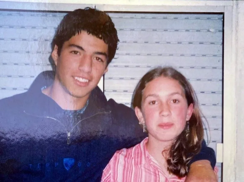 TouchlineX's tweet photo. 🗣️ Luis Suárez. "I played in Uruguay, my girlfriend, now my wife, lived in Barcelona. I wanted to go to play in Europe to be with her... I signed for Groningen. She was 16 at the time, I was 19, and we lived together in Groningen. She helped me a lot." https://t.co/wRtKnAWRG3