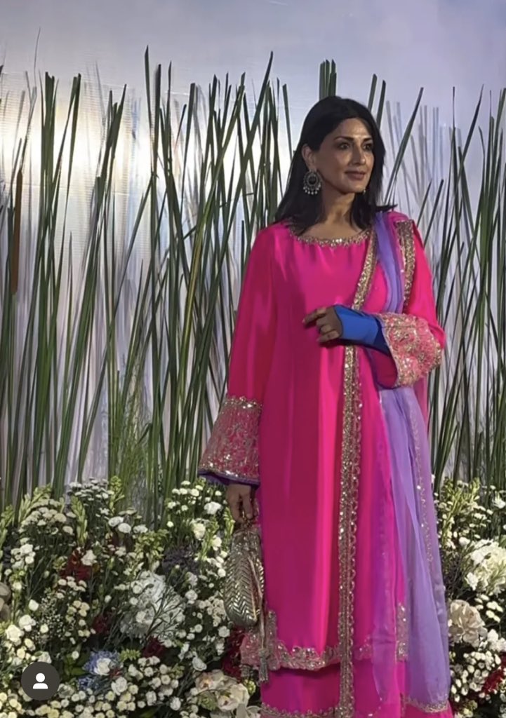 ndtvgoodtimes's tweet image. From @geneliad &amp;amp; @Riteishd to #Sonakshisinha &amp;amp; #ZaheerIqbal to #Sonalibendre &amp;amp; #ArbaazKhan, here's how stars decked up for @BeingSalmanKhan’s Eid party.

#salmankhan #eid #eidmubarak #Bollywood @SalmanKhan_ @SalmankhanFCUAE @SalmanMalaysia @salmankhanfannn