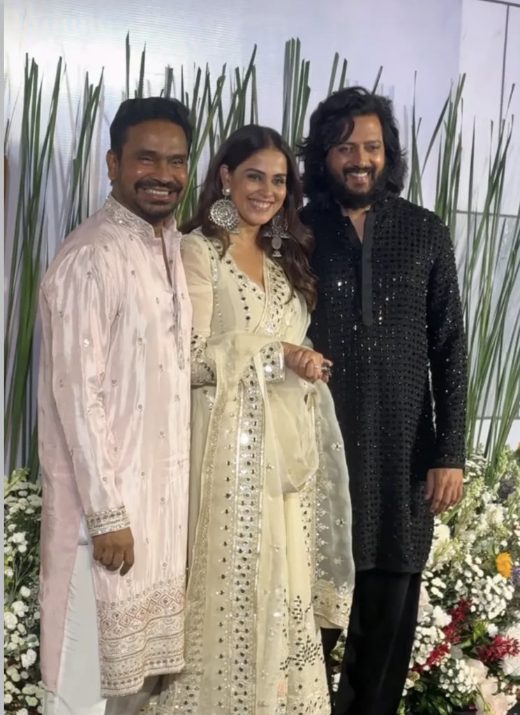 ndtvgoodtimes's tweet image. From @geneliad &amp;amp; @Riteishd to #Sonakshisinha &amp;amp; #ZaheerIqbal to #Sonalibendre &amp;amp; #ArbaazKhan, here's how stars decked up for @BeingSalmanKhan’s Eid party.

#salmankhan #eid #eidmubarak #Bollywood @SalmanKhan_ @SalmankhanFCUAE @SalmanMalaysia @salmankhanfannn