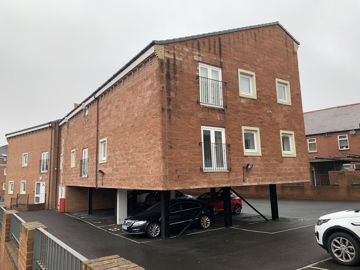 PlanningShit's tweet image. Having delivered the building but left the trailer unit it came on behind! #floatybuildingshit