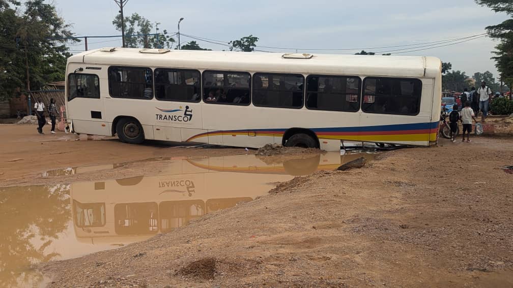 Kis24Info's tweet photo. #FLASH 7h31min à #Kisangani, un bus transcom n°835 bloqué au rond-point combattant (#Maele).
Avec à son bord plus de 100 lycéennes (lycée Anuarite). L'état de la route est délabré mais les travaux de réhabilitation sont en cours par #Safrimex. https://t.co/jpNChmXloE