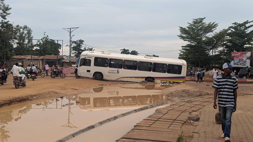 Kis24Info's tweet photo. #FLASH 7h31min à #Kisangani, un bus transcom n°835 bloqué au rond-point combattant (#Maele).
Avec à son bord plus de 100 lycéennes (lycée Anuarite). L'état de la route est délabré mais les travaux de réhabilitation sont en cours par #Safrimex. https://t.co/jpNChmXloE