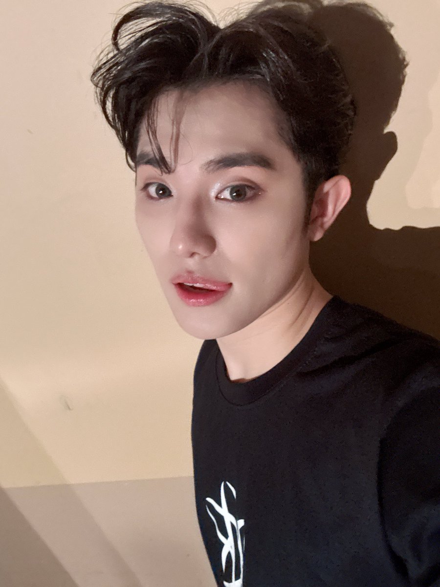 junjikitten's tweet photo. WOAH HE SO GORGEOUS https://t.co/DUW1zDvhnu