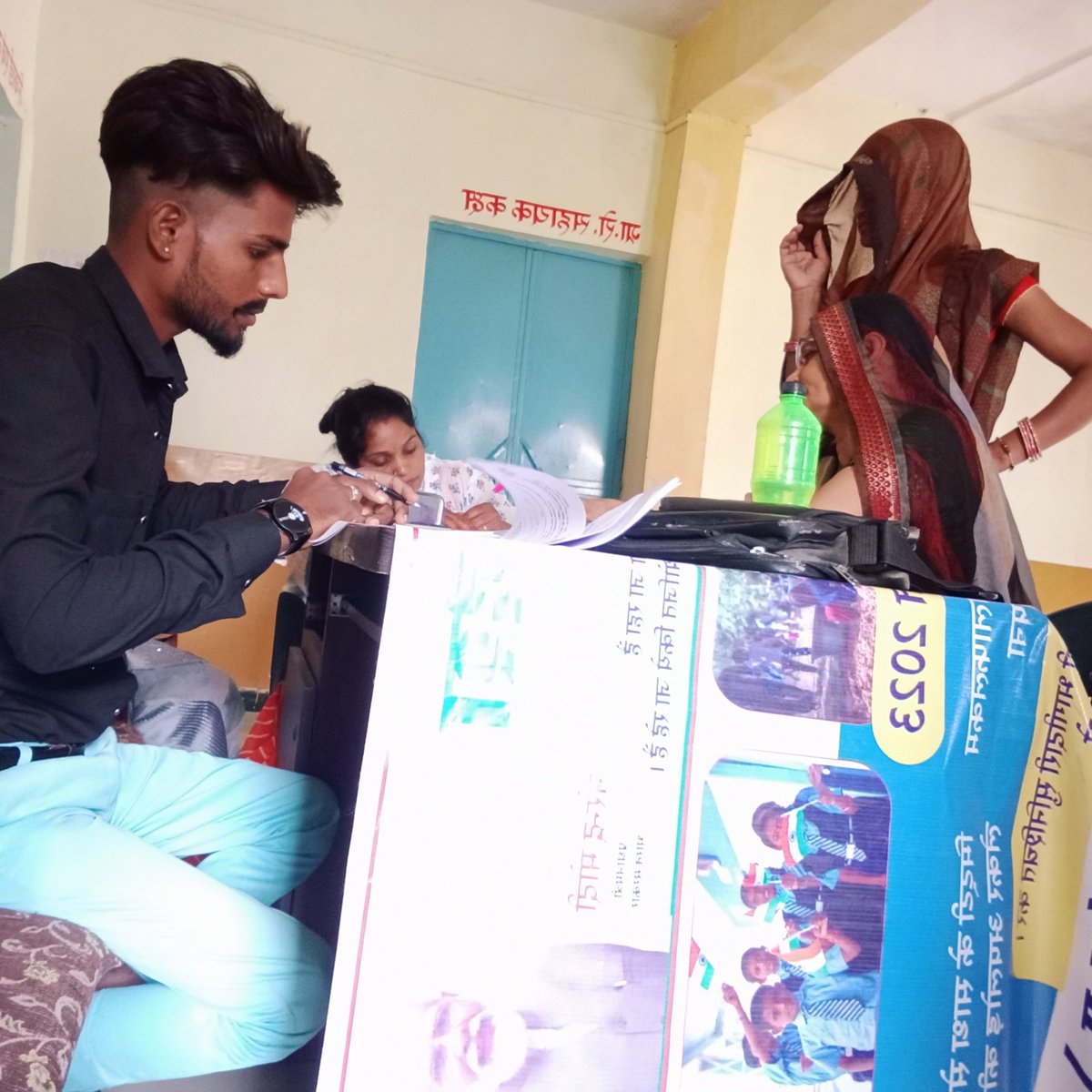 हम 9300 जन सेवा मित्रों ने लाडली बहना योजना, मुख्यमंत्री आवास योजना जैसे फॉर्म भरने में लोगों की सेवा की और हमे ये फल मिला हमारी सेवाए समाप्त कर दी गई।
#chohanshivraj
#drmohanyadav51
#drhiralalalawa