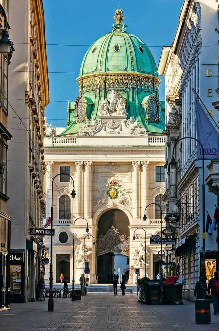 ElfieNeuberger's tweet photo. Good morning from Vienna💙🎵
Have a lovely day🌼
Schönen Dienstag🌸
#Kohlmarkt
#Michaelertor https://t.co/7gyPChWrfQ