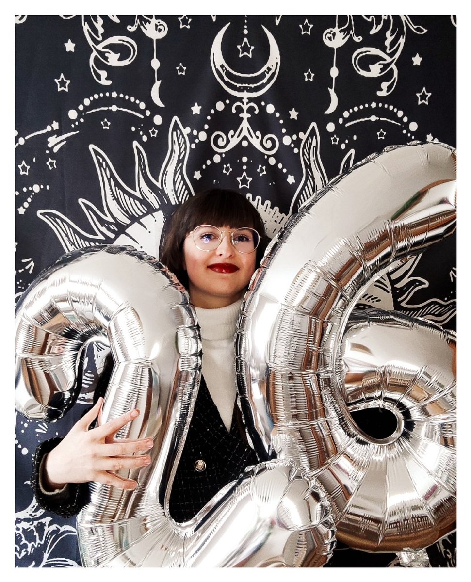 AHennicker's tweet image. Aujourd’hui, je souffle ma 26ᵉ bougie ! 🎂
J'ai immortalisé l’instant avec une photo… où j’ai galéré à tenir mes ballons et déclencher l’appareil en même temps ! 🤣