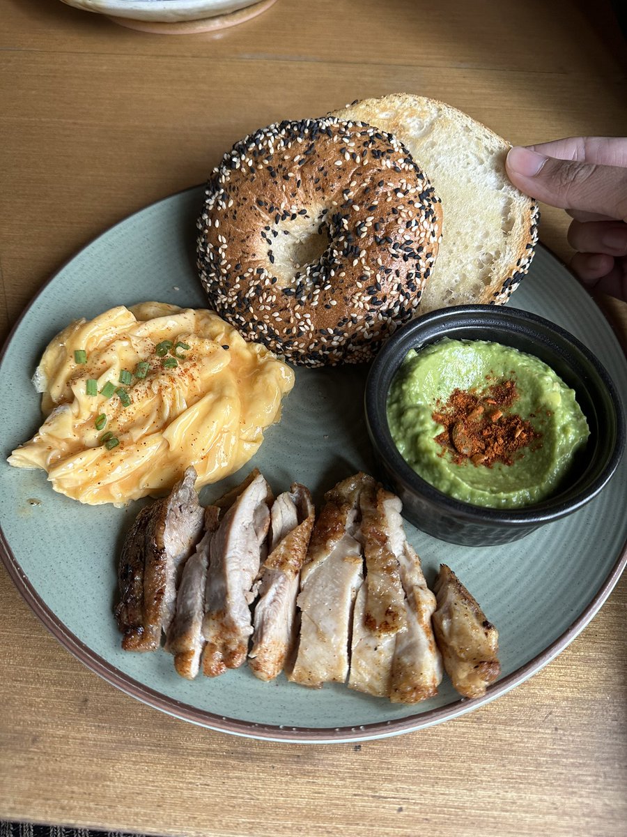 dinewithpigs's tweet photo. ไม่ได้แวะมานานเลยย เป็นสาขาที่ชอบสุดของ Sarnies เลยค่ะ สาขาเจริญกรุง❤️

ด้วยตัวตึกที่ยังคงไว้แบบตึกเก่าแถวนี้ ด้านในก็เรียกว่าดิบได้เลย 5555 แต่ก็ยังมีความ cozy งี้ ใครแวะมาทานข้าวเช้าพลาดไม่ได้ก็เมนู sourdough! ชื่อเต็มๆของร้านมีชื่อหนมปังตัวนี้ด้วย (Sarnies Sourdough) เป็นไฮไลท์เลยค่ะ กับอีกตัวก็เบเกิ้ลที่ชอบ

เราเลือกแบบ diy breakfast ก็จิ้มเบเกิ้ลงาชิ้นอ้วนๆมา หนานุ่มหนึบอร่อยย ไข่กวนมานุ่มๆ ด้านนอกเยิ้มๆหน่อย และมีโปรตีนด้วยไก่ย่างกันเพิ่ม แต่อโวคาโดบดว่าวันนี้เหม็นเขียวไปหน่อยย จานสลัดซีซาร์ก็อร่อยค่ะ ซอสคลุกมาทั่วฉ่ำๆ ไข่ต้ม และเลิ้บตัวครูตองกรอบๆ กับเบคอนย่างมาหอมๆมั่ก
