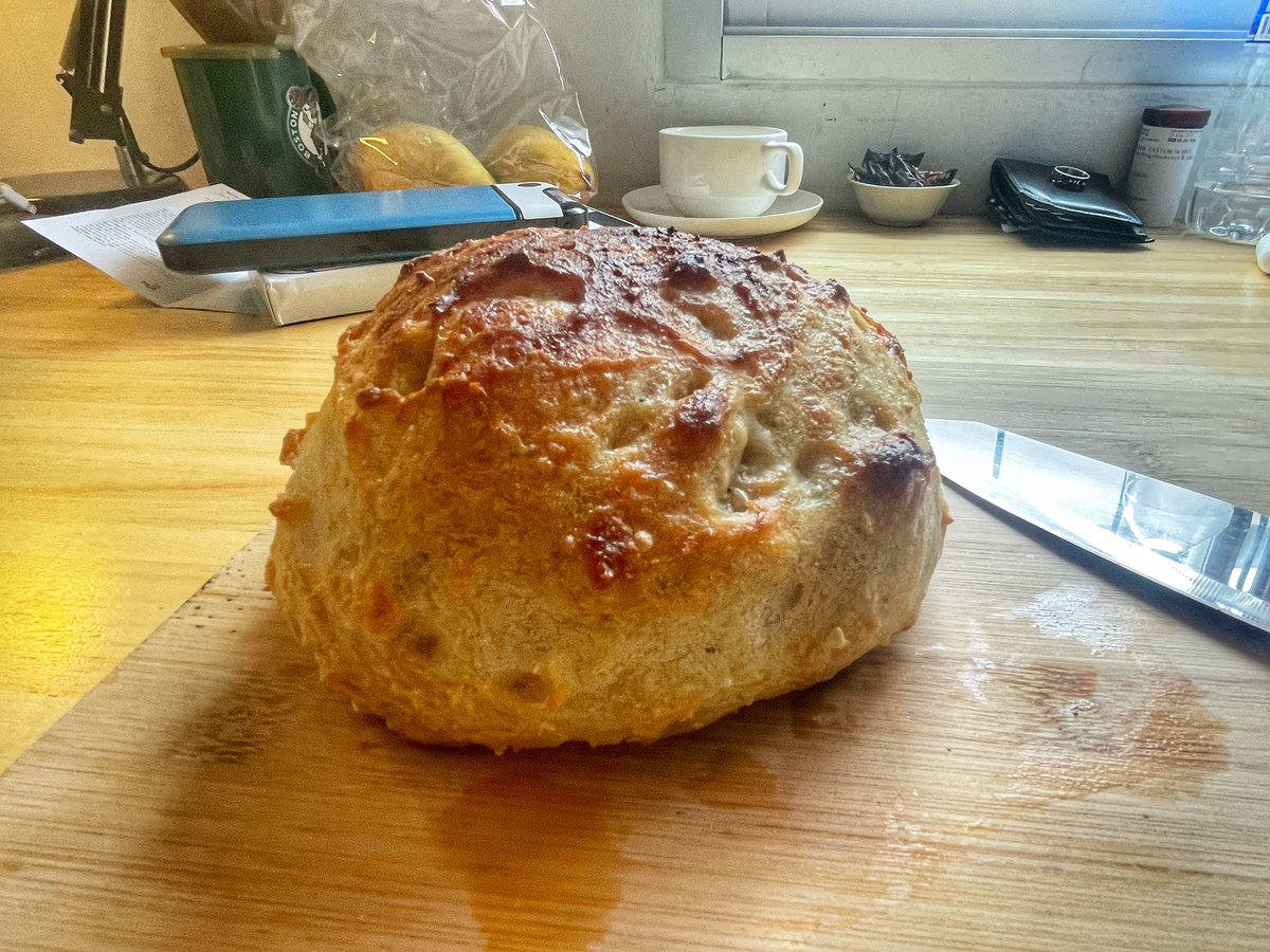 KlongMatthew's tweet image. a bit heavy: got too wet/overproofed along the way i guess but this morning’s super simple no-knead bread is a good bite 👍 🥖 

#homebread #baking #thailand #food