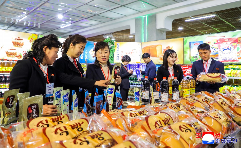 Explore_DPRK's tweet photo. 🇰🇵 《National Food Exhibition–2025》 opened in Pyongyang.
Over 100 units presented foodstuffs including basic foods, confectionery, drinks, and processed goods.

Read more: https://t.co/3YuNbTnbHl https://t.co/5kRP0xuMvm