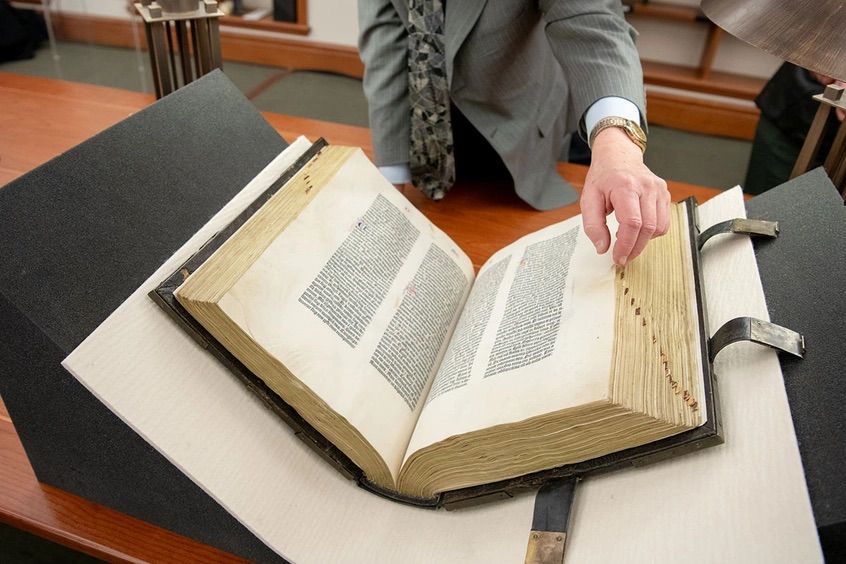 MarioNawfal's tweet image. 🚨LOST GUTENBERG PAGE RETURNS TO  BIBLE AFTER 200 YEARS

One of the world’s most valuable Bibles just got a little more whole.

The Huntington Library has reunited its incomplete 15th-century Gutenberg Bible with a missing print—Christ on the Mount of Olives—that was removed…