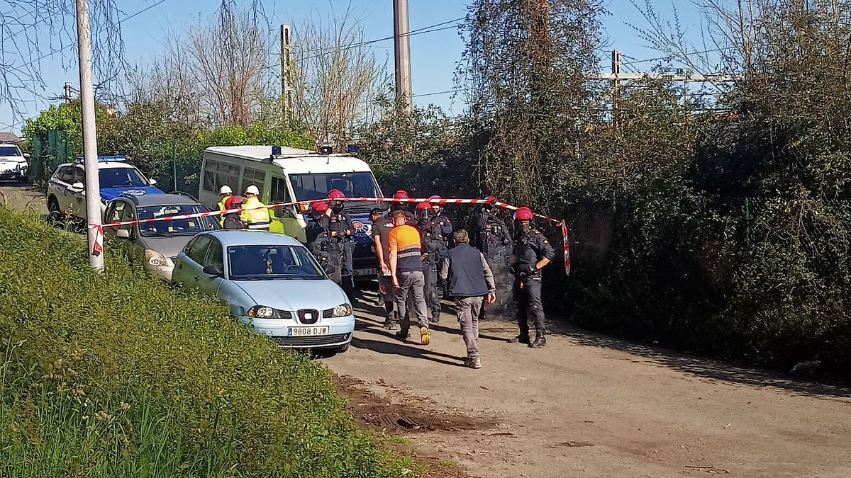 AlertaIrratia's tweet photo. 📸En estos momentos están desalojando y tapiando los accesos a Txirbilenea (Sestao) https://t.co/RUyZ7WVamE