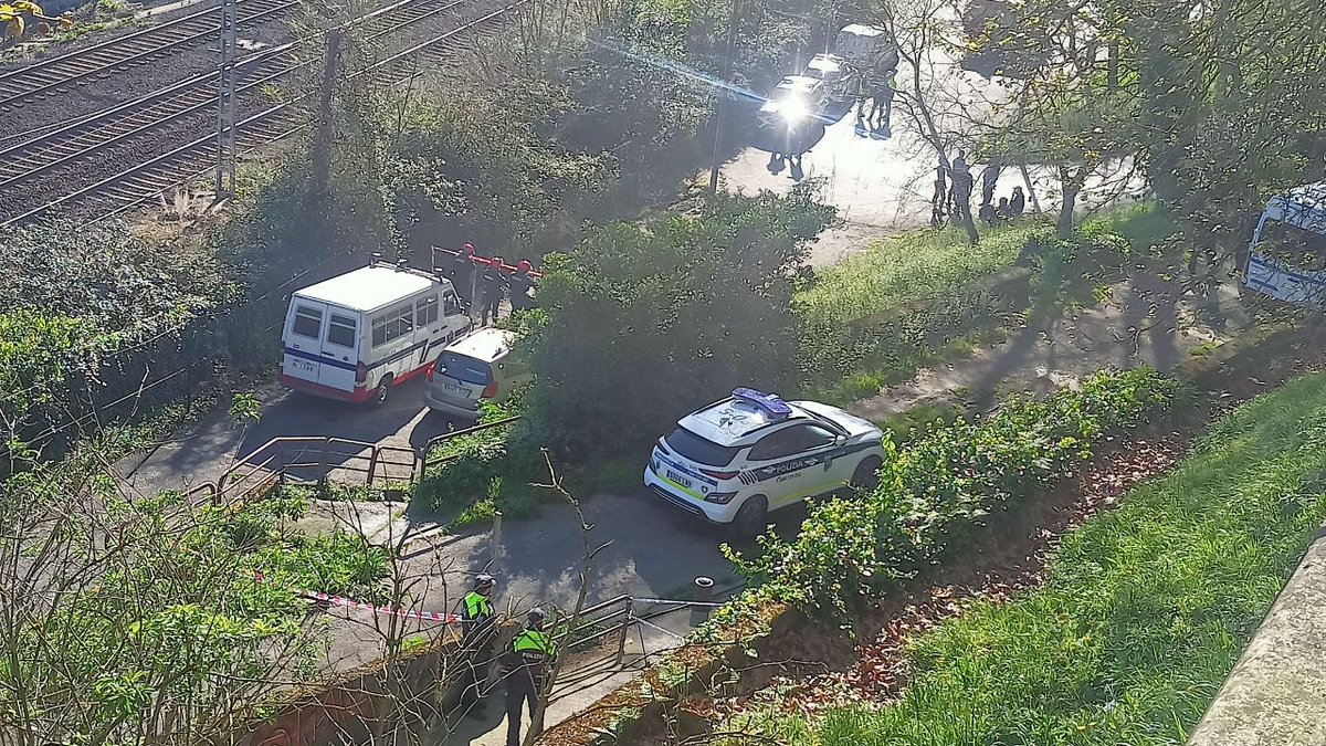 AlertaIrratia's tweet photo. 📸En estos momentos están desalojando y tapiando los accesos a Txirbilenea (Sestao) https://t.co/RUyZ7WVamE